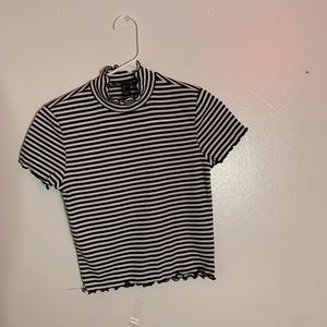 Black and white striped crop top!🤍🖤
